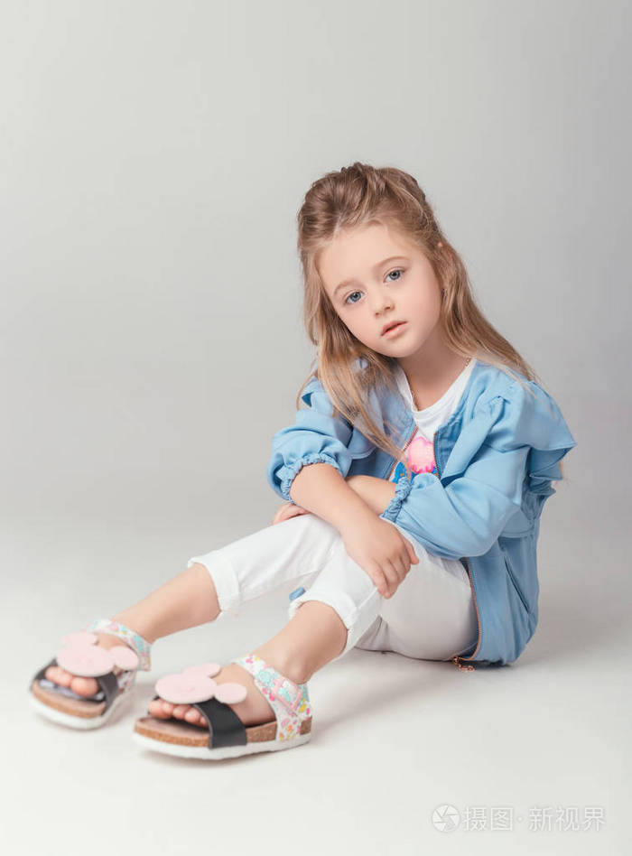 穿着牛仔裤的小女孩的肖像