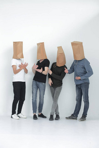 一群年轻人用纸袋在他们的头上