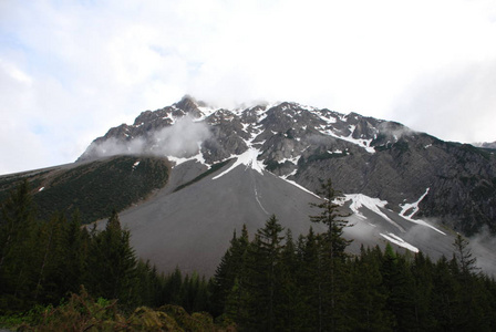 冰雪覆盖的岩石山坡风景景观