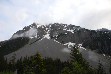 冰雪覆盖的岩石山坡风景景观