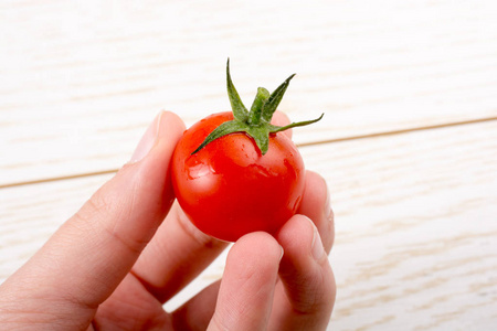 红色成熟可口新鲜樱桃西红柿在手在看法