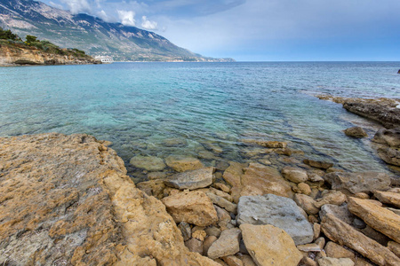 希腊 Limenia 海滩凯法利尼亚爱奥尼亚群岛的水中的岩石