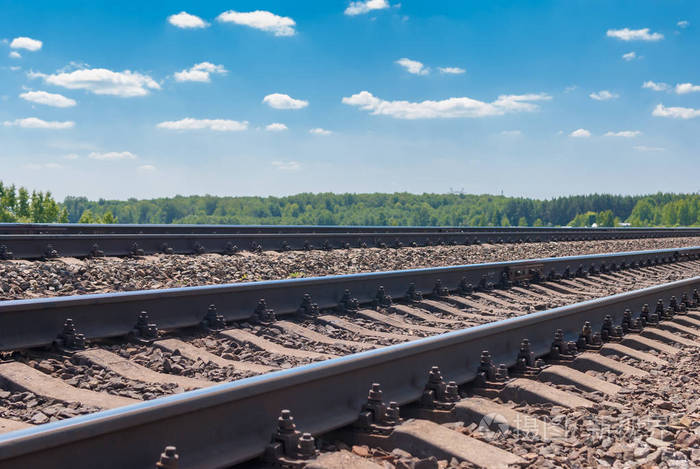 铁路轨道双轨道铁路在蓝色背景下.俄罗斯