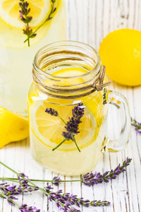 冷柠檬水注入柠檬和薰衣草排毒。选择性聚焦