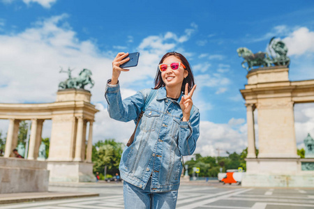 一个亚洲妇女游客在布达佩斯英雄广场的主要景点之一。概念旅行遍及欧洲和匈牙利
