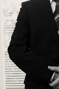 商人在一个严格的深色西装与领带。黑白图像