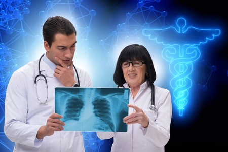 两位医生在远程医疗概念中探讨 x 射线图像
