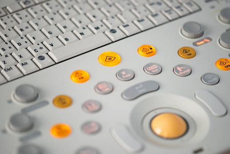现代超声波装置控制面板上带有灰色和橙色按钮的键盘