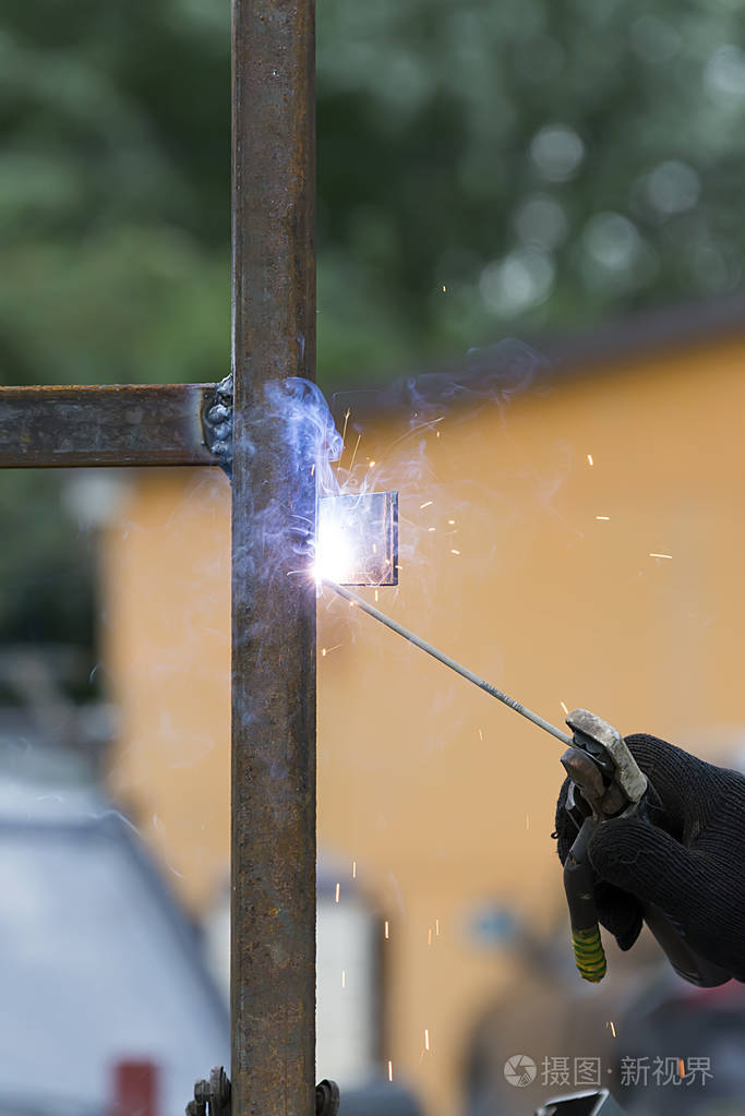 焊接铁的焊工