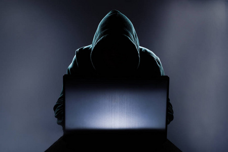 在他的电脑黑客.黑黑的脸照片