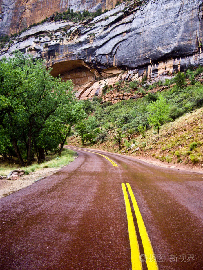 在锡安雨后红路