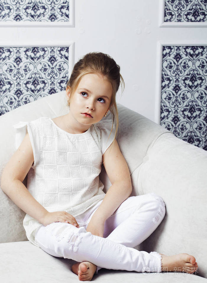女孩时尚肖像.儿童模型坐在椅子上