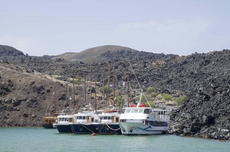Santorin 附近 Kameni 岛上的许多木船