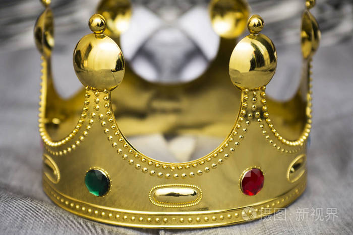 金王冠上躺着一个商人的西装经营理念隐喻