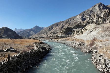 尼泊尔喜马拉雅山中的一条大河的流动