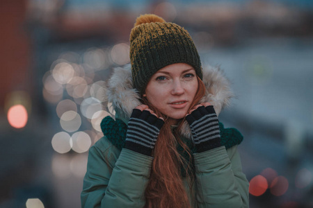 美丽的冬天冬天下雪的景色的年轻女子的画像 漂亮的红发女孩走在冬天晚上市相似素材图片 摄图新视界 美丽的冬天冬天下雪的景色的年轻女子的画像 漂亮的红发女孩走在冬天晚上市相似素材图片 摄图新视界