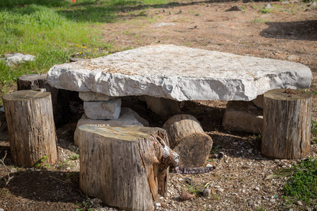 小农村桌由树干和一块石板材制成, 重新审查克罗地亚