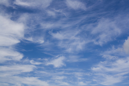 白云在蔚蓝的天空中可以用来作为背景