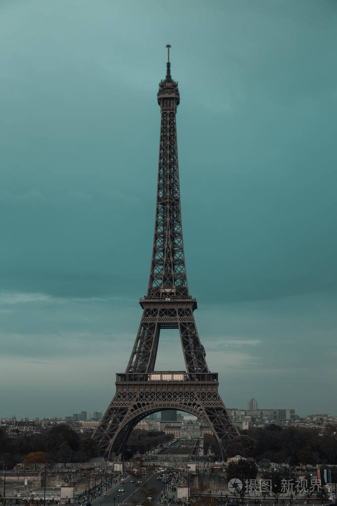 在法国巴黎的埃菲尔铁塔