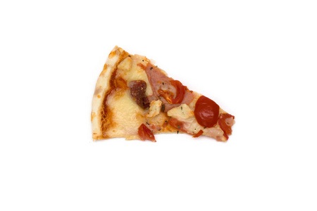 一块比萨饼与肉类, 奶酪和西红柿在白色的背景, 隔离