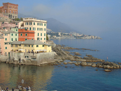 美丽的标题, 一个令人惊叹的平静的海从 Genova 在夏季的日子里, 一些人享受晚上