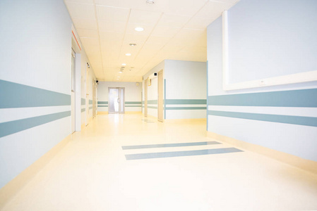 医院的走廊被明亮的自然光线照亮, 用现代材料装饰, 用广角镜头拍摄.