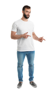 tshirt 的年轻男子在白色背景。设计样机