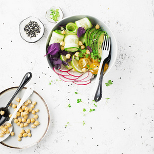 素食晚宴佛碗。蔬菜, 大米, 微绿色, 鳄梨碗与鹰嘴豆。顶部视图