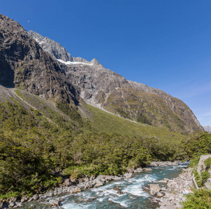 新西兰南岛上有水晶纯净水的山和溪流