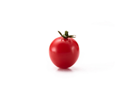 成熟樱桃番茄离体白色的特写