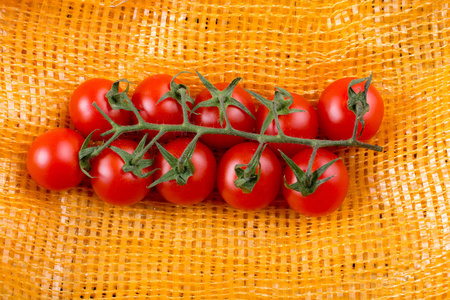 一束红色成熟可口的新鲜天然樱桃西红柿