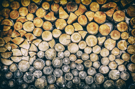 木质原木的背景。年戒指。木材工业。森林砍伐主题。柴垛的场景。带划痕的模拟照片过滤器