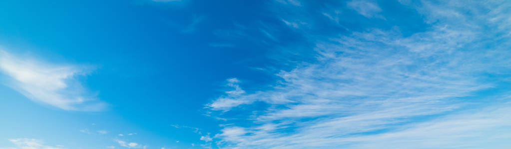 蓝蓝的天空，白色，软云