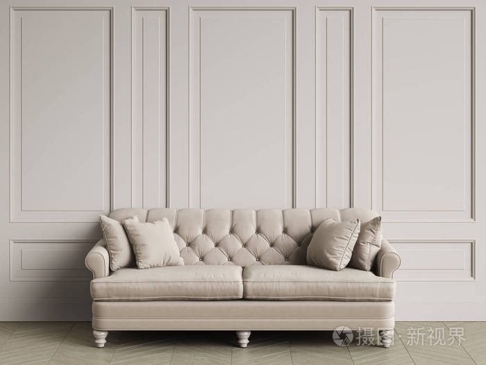 簇绒象牙色沙发在经典的内饰与复制空间.白色墙壁与装饰.