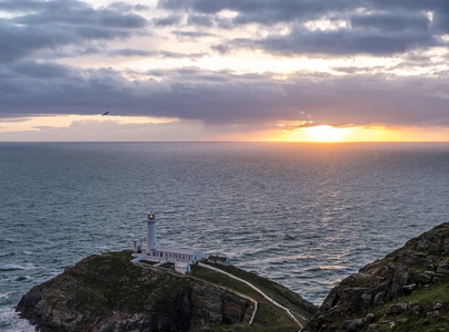 戏剧性的天空上方的历史南栈灯塔安格尔西岛北威尔士英国