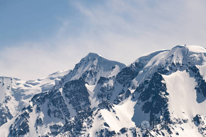 高高的山峰覆盖着雪白的白雪阿尔泰共和国北chuya山脉