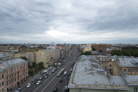 从屋顶看圣彼得堡, 屋顶和街道在夏天多云天