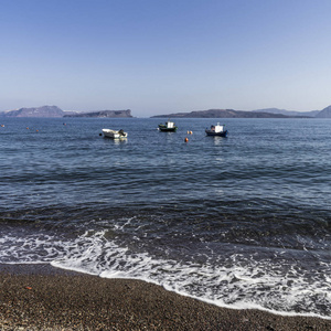 从圣托里尼陡峭的海岸到宁静的海湾, 还有渔船和一座古火山的火山口, 还有在费拉和伊亚城的 de。