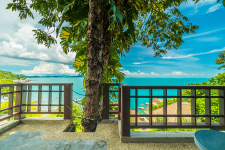 露台或阳台, 带椅子环绕美丽的海景和海景, 用于旅行和度假。