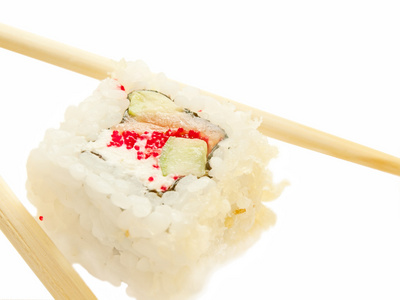 一个寿司用筷子翻滚白