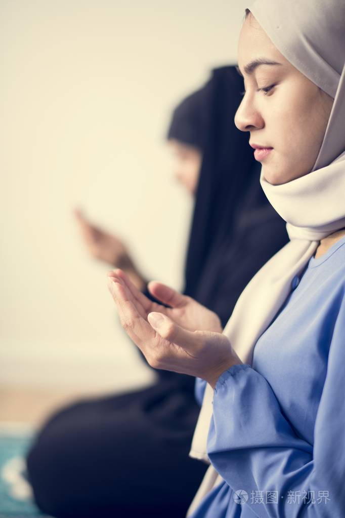 穆斯林妇女将杜阿改为阿拉