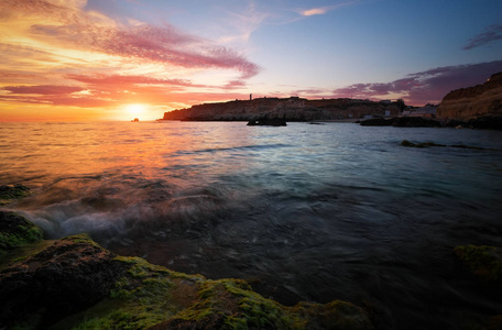 美丽的夏日风光与夕阳, 五彩缤纷的天空和海岸的海洋。natur 的组成