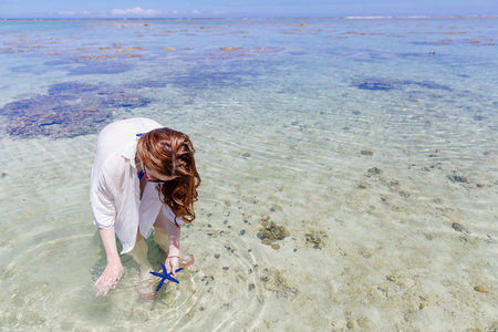 妇女在斐济珊瑚海岸发现蓝色海星