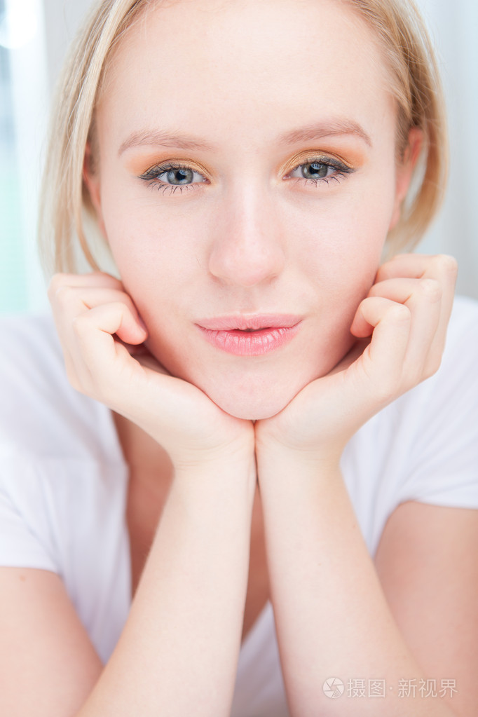 干し鱼を乾燥快乐有吸引力的年轻女人的特写肖像