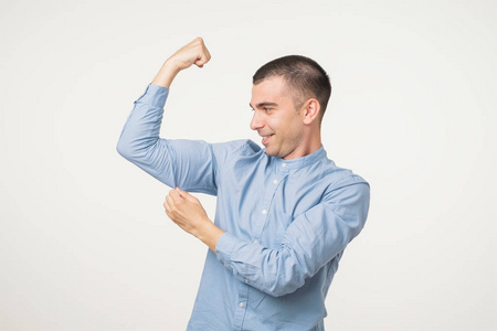 他精力充沛, fuul.照片