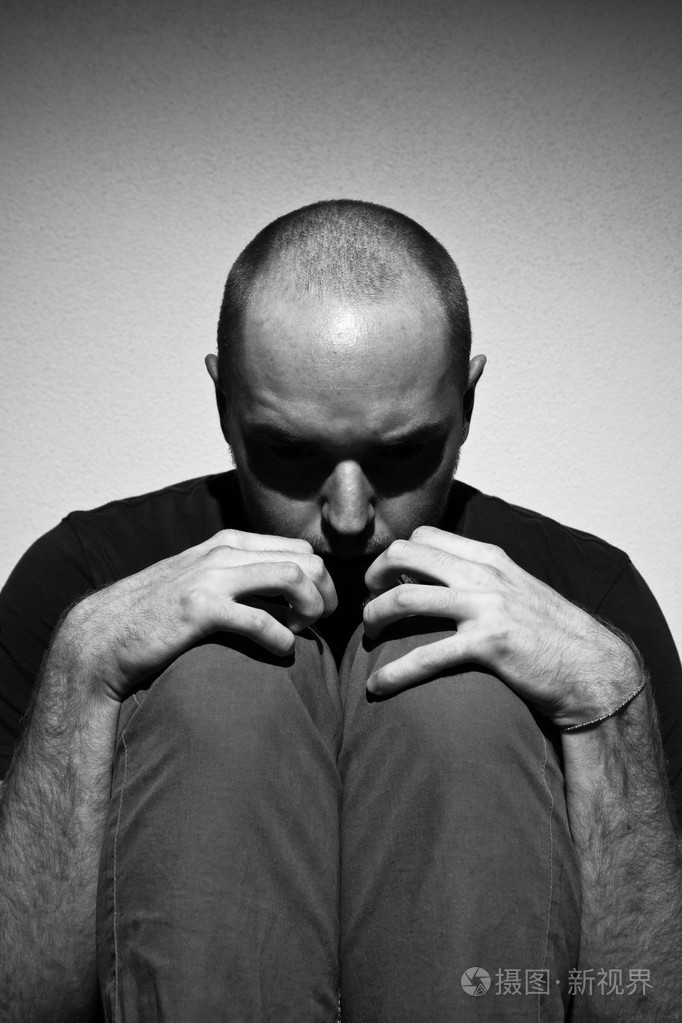 郁闷的成年男子