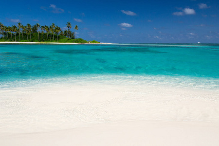 带白色沙滩和大海的马尔代夫热带岛屿