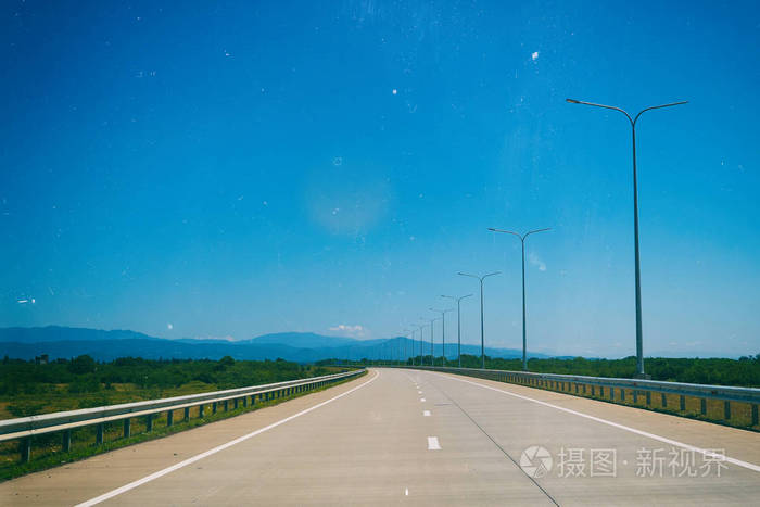 从汽车沥青和蓝天的道路旅行视图