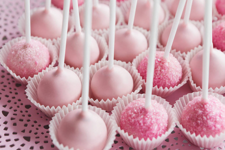 粉红色的 cakepops 在盘片上, 特写