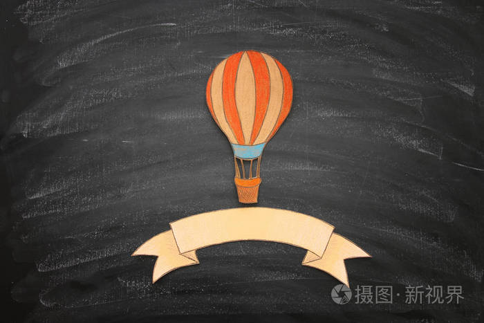 从纸上剪下的热气球和黑板背景上的画